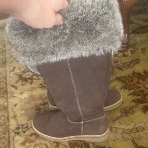 Round toe, below knee brown suede boots with fur trim